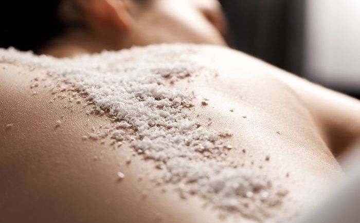 Porównanie peelingów solnych i cukrowych